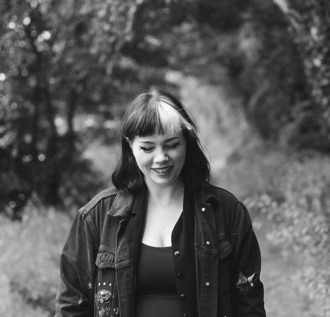 Mo chéad shingil as Gaeilge, díreach in am do Seachtain na Gaeilge: béidh Macalla libh De hAoine an 14ú

My first single as Gaeilge, Macalla will be with you on Friday the 14th, just in time for Seachtain na Gaeilge. 

Pre save anseo: distrokid.com/hyperfollow/ev…
