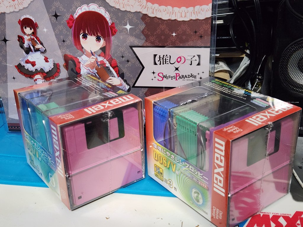 kazx68k's tweet image. 磁気研究所さんからセール品フロッピーディスクが届いた！3.5インチ2HD未開封が30枚で650円（1枚あたり20円ちょっと）と格安！3箱いこうか迷ったけど2箱で許したった（笑）。もう新品を買える機会はないかもな…。
かなちゃんはカワイイからなんとなく一緒に写ってもらった(^o^)/
#フロッピーディスク