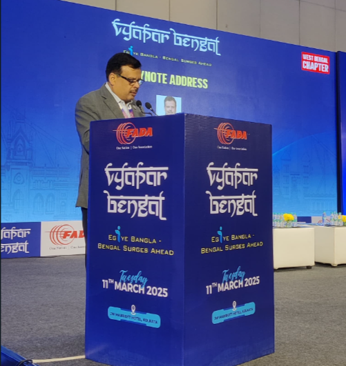 FADA_India's tweet photo. #VyaparBengal - Keynote Address by Mr Satyendra Singh, Chief General Manager, @TheOfficialSBI , Kolkata Circle
#FADA #ONOA #Vyapar https://t.co/DcBG6KjlBo