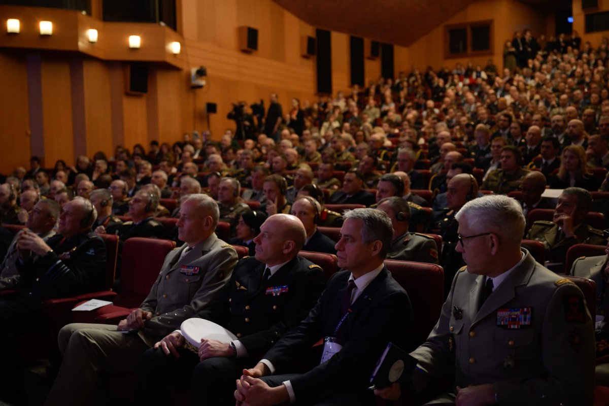 Nous connaissons actuellement une recomposition de la sécurité européenne comme nous n’en avions pas connu depuis la fin de la guerre froide.

Ouverture du Paris Defence and Strategy Forum avec mon homologue néerlandais Ruben Brekelmans <a href="/DefensieMin/">Ruben Brekelmans</a>

Le réarmement de l'Europe est