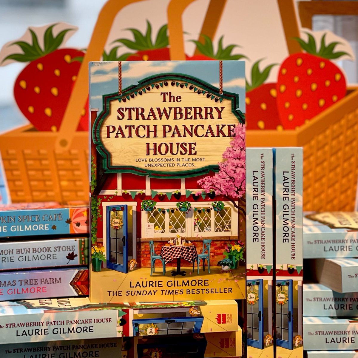 Out now! The fourth instalment in Laurie Gilmore's bestselling Dream Harbor series THE STRAWBERRY PATCH PANCAKE HOUSE finds single dad Archer take on a new job whilst trying to deny his feelings for his daughter's alluring new nanny: waterstones.com/book/the-straw… 🍓