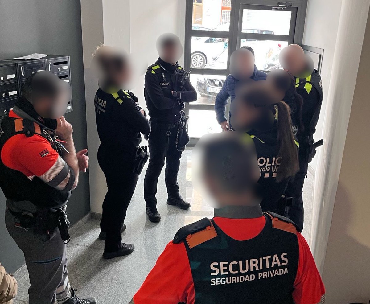 Muy buen trabajo de <a href="/Badalona_GUB/">Guàrdia Urbana de Badalona</a> que esta mañana ha evitado una okupación ilegal en la C/ Guifré (barrio del Remei) #Badalona. Mientras Pedro Sánchez siga diciendo que la okupación es un bulo y no modifique unas leyes que protegen a okupas y desprotegen a propietarios y vecinos,