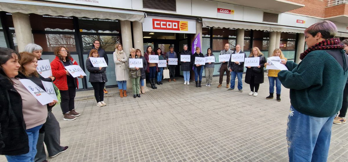 ccoovormaros's tweet photo. De nou parem a @ccoovormaros per condemnar la mort d’una dona en mans de la seva parella. Mases minuts de silenci sense resposta. Hem d’aturar aquesta xacra d’una vegada. #CapDonaMes https://t.co/0nuYJRtXKg
