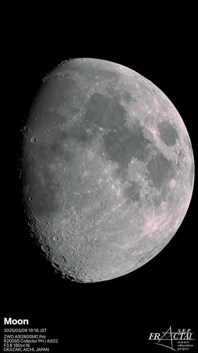 この前の日曜の夜に月の写真撮ったんだけどね！
ぜひ待ち受けにどうぞ(๑′ᴗ‵๑)