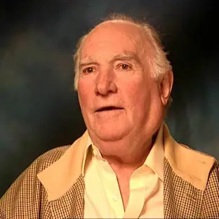 BondorNothing's tweet photo. 100 years ago today, legendary editor and director #PeterHunt was born. His innovative, fast-paced editing style helped define the #JamesBond series. He then went on to direct one of the greatest Bond films ever, #OnHerMajestysSecretService. Happy heavenly birthday, Peter! https://t.co/WCueZRjkH0