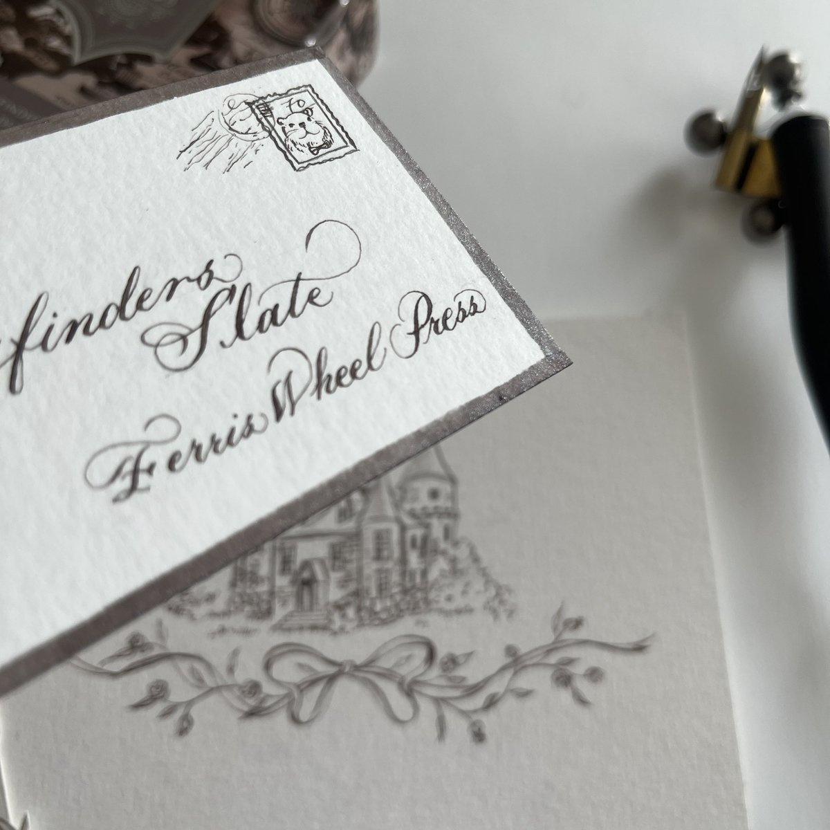 Chie (@chiecalligraphy) on Twitter photo シルバーのさりげない輝きがとっても素敵💓
ink:"Wayfinders Slate"ウェイファインダースレート"
color:Warm Slate Grey with Silver Shimmer
<a href="/FWPStationery/">Ferris Wheel Press</a>
<a href="/FWPStationeryJP/">【日本公式】フェリスホイールプレス</a>
#ferriswheelpress#ferritales#frenchantiques#inkaddict#medieval#フェリスホイールプレス#フェリテール シルバーのさりげない輝きがとっても素敵💓
ink:"Wayfinders Slate"ウェイファインダースレート"
color:Warm Slate Grey with Silver Shimmer
<a href="/FWPStationery/">Ferris Wheel Press</a>
<a href="/FWPStationeryJP/">【日本公式】フェリスホイールプレス</a>
#ferriswheelpress#ferritales#frenchantiques#inkaddict#medieval#フェリスホイールプレス#フェリテール