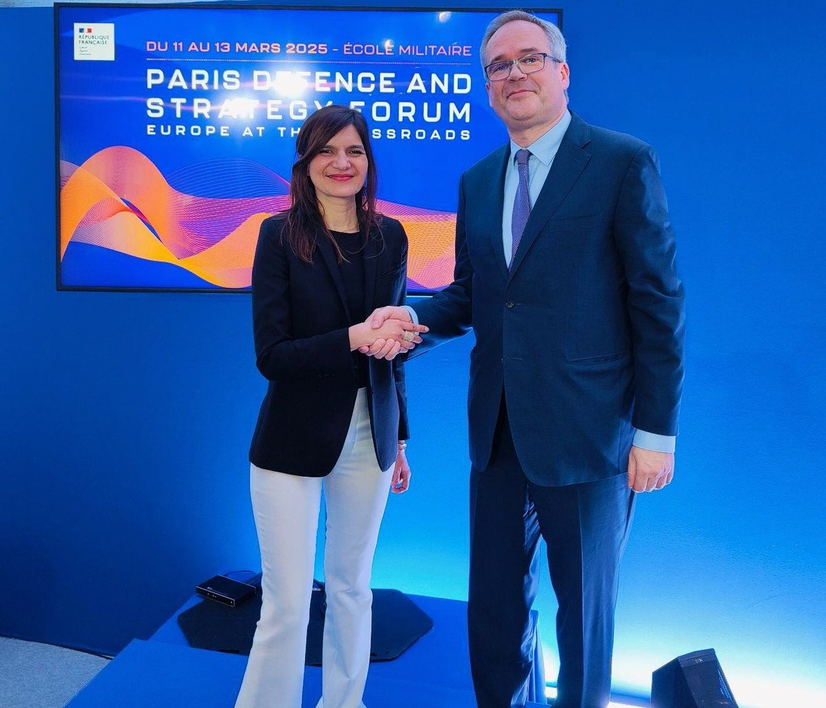 DG_DGRIS's tweet image. Merci au Paris Defence and Strategy Forum pour l’invitation aux côtés de mon homologue 🇳🇱, M.@koendavidse.
Nous avons pu échanger sur des sujets essentiels dans le contexte géopolitique actuel : la coopération 🇫🇷-🇳🇱, l’Ukraine, l’Europe de la défense et la relation UE-OTAN.