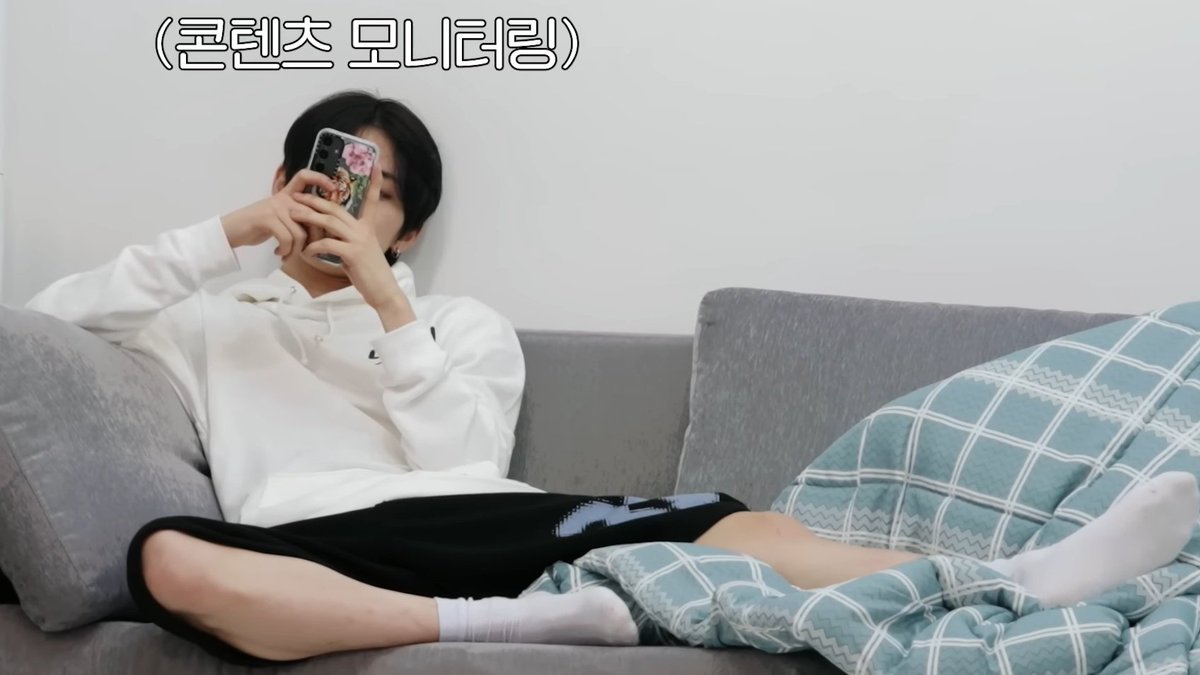 softlytaesan's tweet image. he’s just like me