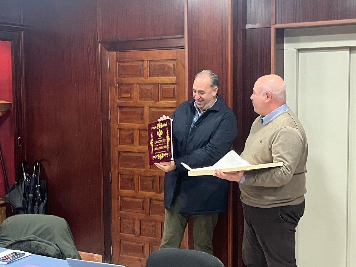 Tras la reunión de anoche le hicimos entrega de las Pastas de la Exaltación a nuestro amigo y hermano Juan Antonio Moreno Sánchez.
Que Nuestra Señora de la Encarnación te lleve de la mano.
Enhorabuena.