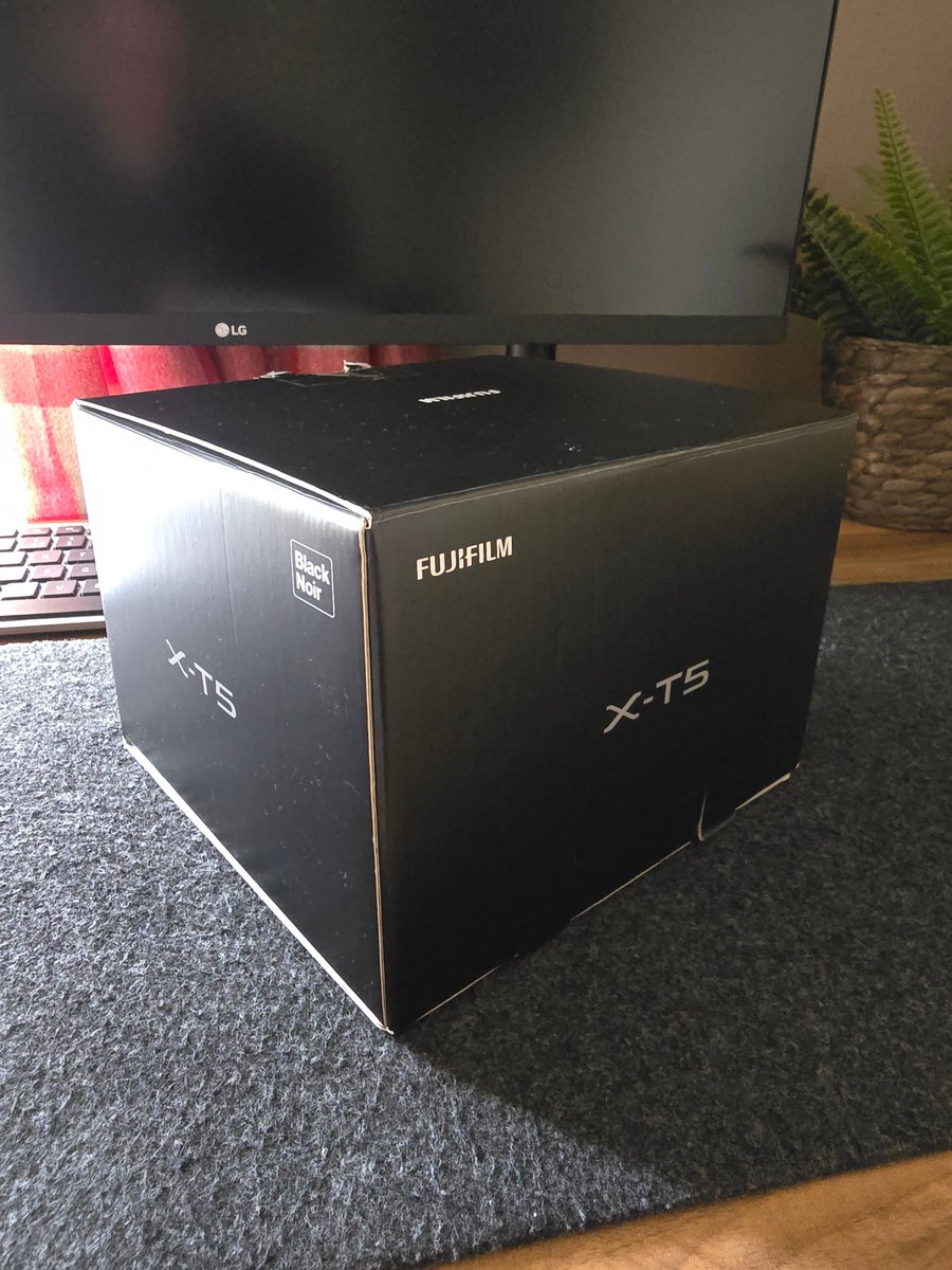 FINALLY!!! I finally have a bloody camera!! Isn't it a beauty!! 😍