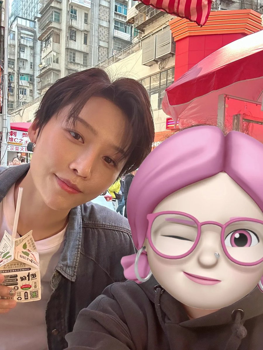 naxinyuzu's tweet photo. I want to destroy this world! 😠 Why is everyone so lucky? Why does everyone meet #LiuYuxin? Why does everyone take pictures with Yuxin? Why are you all so close to Yuxin? Don't you all think about my sanity?! 😭

My beautiful baby, when is it my turn? @XinLiulyx0420 🙏🏻 https://t.co/R9ayxzMjyV