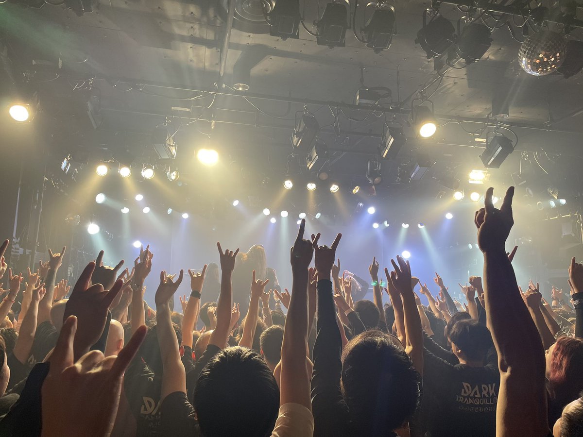 Dark tranquillityのライブ観てきました！
まぁ時間短い気もするし、速い曲が少ない気もするけど、ミカエル含めメンバーの楽しそうな笑顔に癒されながらヘドバンかましてましたw Terminusで昇天しましたw
やっぱライブは無理してでも行く価値はある！