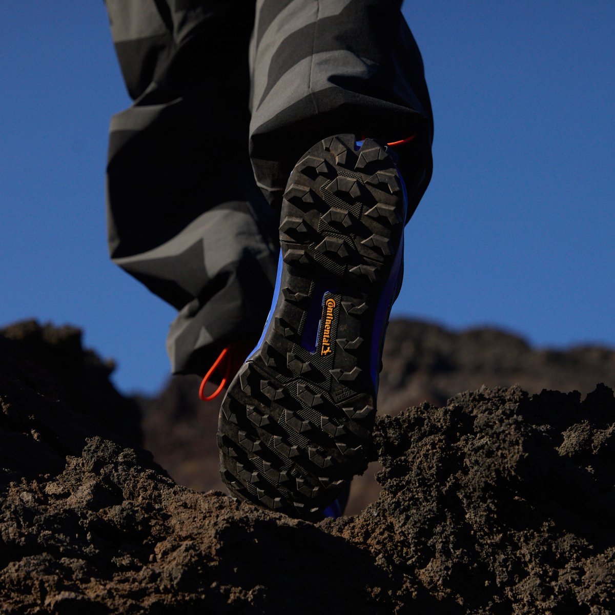 Tepelerdeki yürüyüşlerden zirve tırmanışlarına kadar performans, kontrol ve konfor sunan Adidas Skychaser, her türlü macerada daha fazlasını başarman için tasarlandı.

#TheMooseBay #DoğayaÇıkışYolu #Adidas