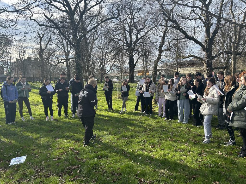 Bhí lá den scoth ag na ranganna bitheolaíochta ó bhliain a 6 i bPáirc an Fhionnuisce an Céadaoin seo caite agus iad ag tabhairt faoi chúrsa Eiceolaíochta.   The 6th year biology classes had a great day in Phoenix Park last Wednesday when the attended an Ecology course..