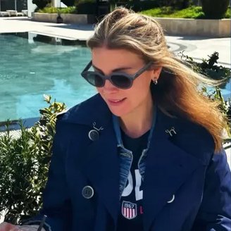 Çok özledik #ÖzgeÖzberk #OzgeOzberk Diğer kadın oyuncular gibi sayfasında paylaşımlar yapmalı 😒😒🙄