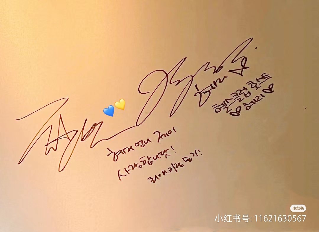 Gowonssnail's tweet photo. Is it Casual when our signature holding hands?
#Frien https://t.co/JD2JvxFZKV