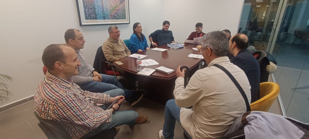 CFIE_Segovia's tweet photo. Observa-Accion centro a centro interautonomico entre el IES Andrés Laguna de Segovia y el IES Armando Cotarelo de Villagarcía de Arousa. Intercambio de experiencias. Conociendo otros CFIE!!! #innovaCyL #observaaccion #CSFP https://t.co/t3FN6QALPr