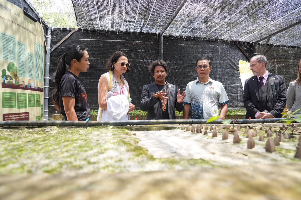CatherineWest1's tweet image. The UK’s commitment to biodiversity and nature protection remains steadfast. 

Together with @nresmalaysia Minister @niknazmi, we officiated the launch of the Seed to Tree project - 

This 2.5 year initiative with its £1.5 million funding aims to restore forests in Malaysia.