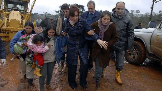 Cristina Kirchner. Misiones, 2009, después de tornado. Única e inigualable. Fin.