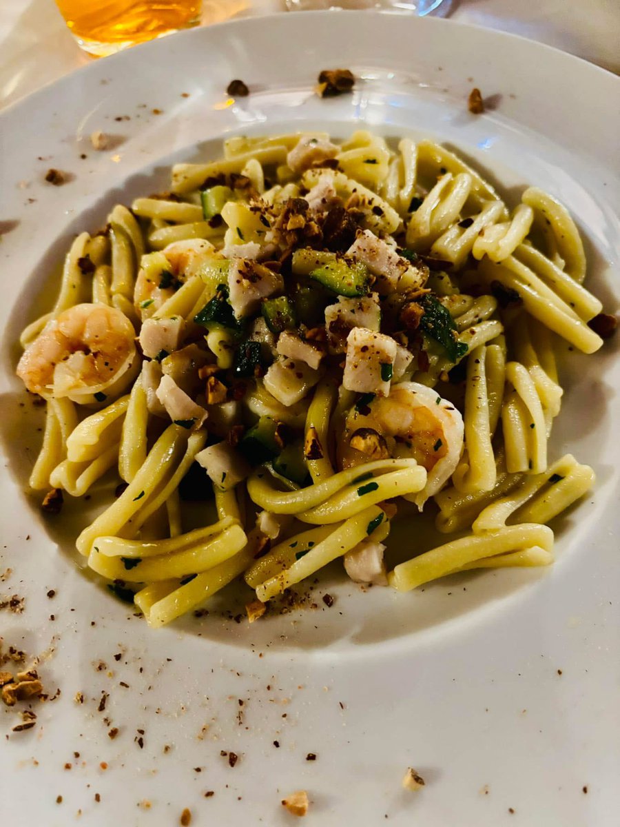 70 GRAMMI DI…
Sabato sera ho degustato un piatto di casarecce con gamberi, zucchine, spada affumicato e granella di mandorle tostate. 
Le casarecce sono un formato di pasta tipico siciliano; sembra siano una interpretazione della pasta busiata di origine araba.