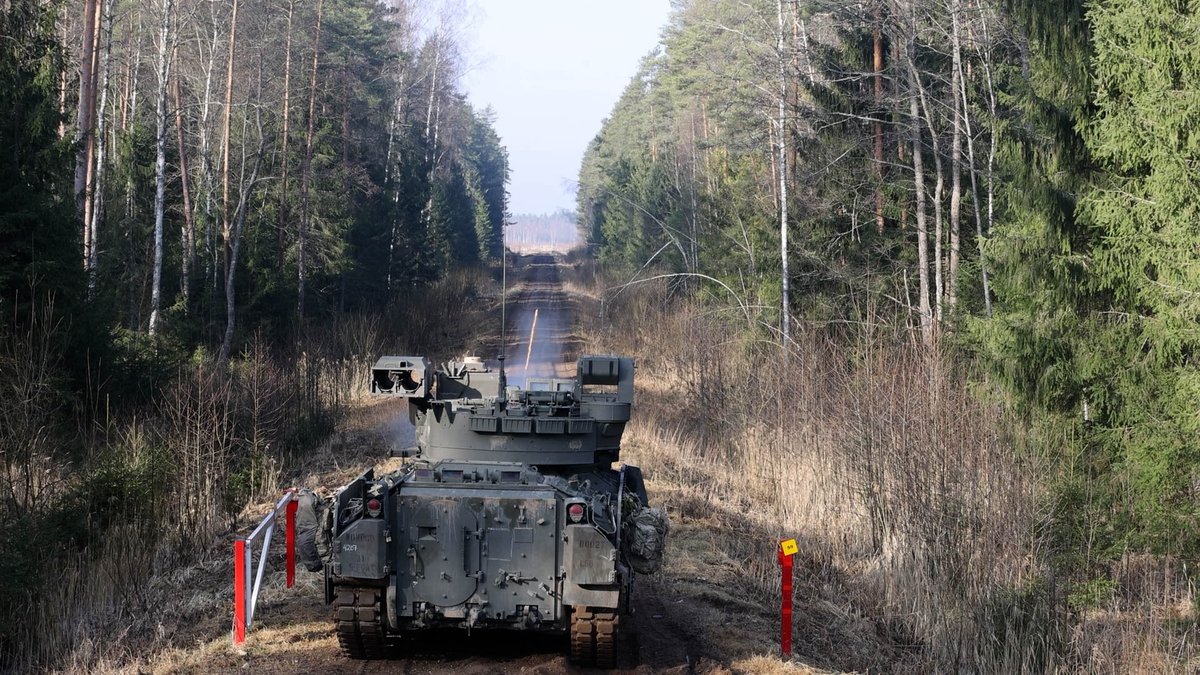 US_EUCOM's tweet image. **Locked &amp;amp; Loaded! 🔥** U.S. Soldiers from 5-7 Cav hone their skills in Estonia, firing the M2A4 Bradley to stay sharp and mission-ready on NATO’s eastern flank. #agility #dynamicsecurityenvironment #transatlanticbond #alliancemilitaryTrainingandreadiness