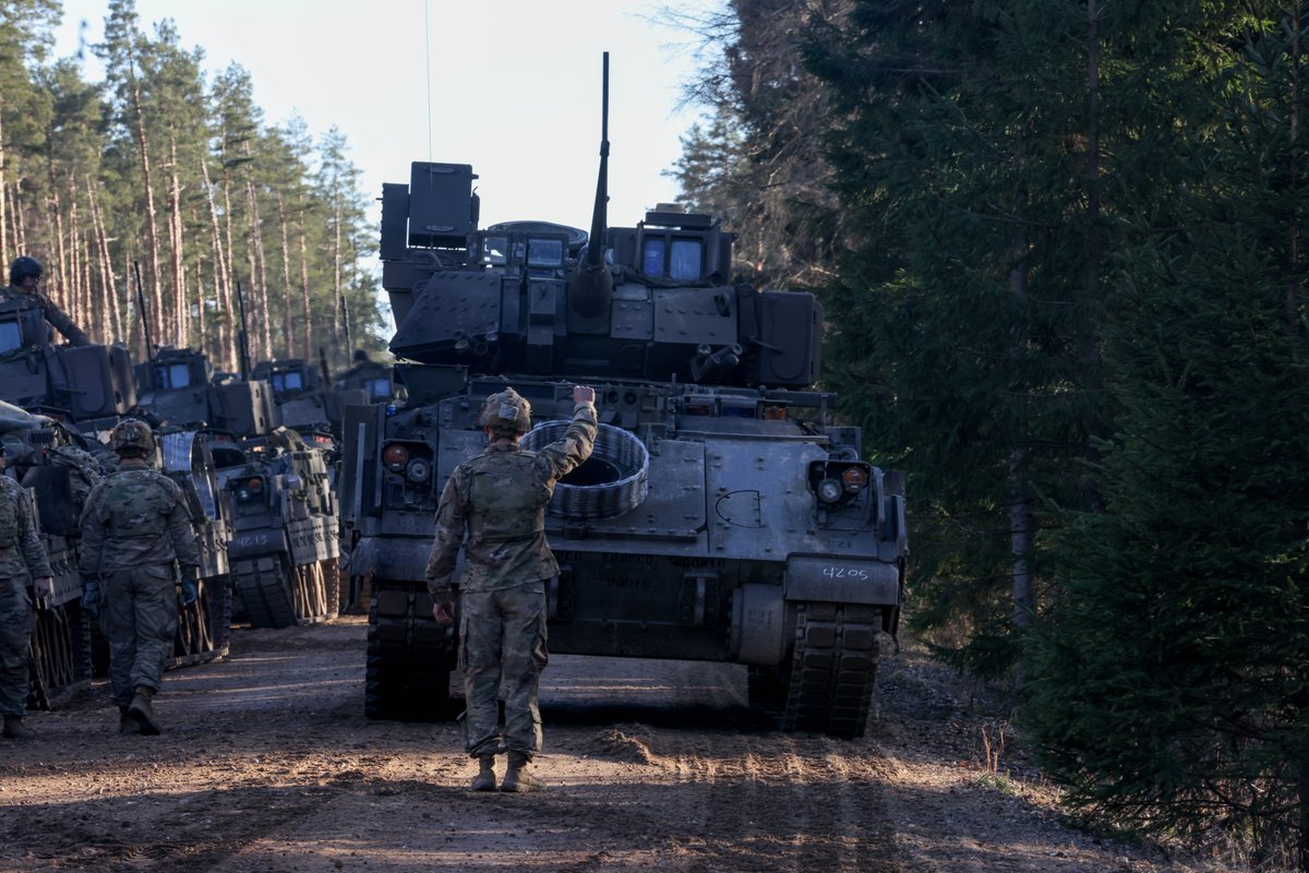 US_EUCOM's tweet image. **Locked &amp;amp; Loaded! 🔥** U.S. Soldiers from 5-7 Cav hone their skills in Estonia, firing the M2A4 Bradley to stay sharp and mission-ready on NATO’s eastern flank. #agility #dynamicsecurityenvironment #transatlanticbond #alliancemilitaryTrainingandreadiness
