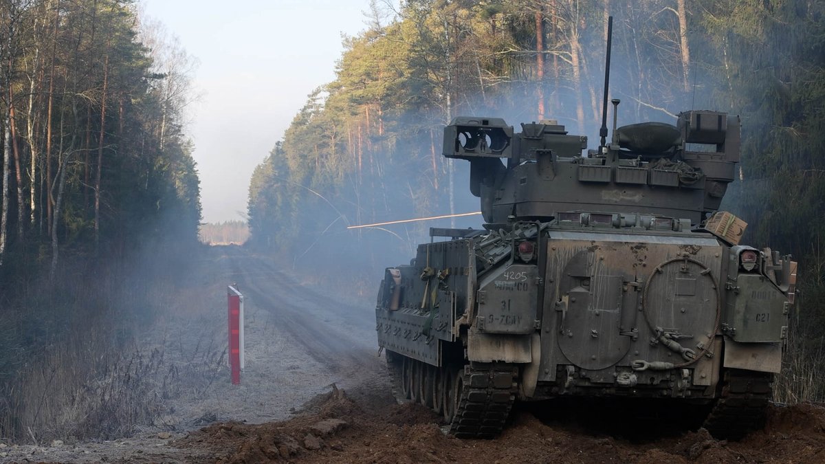 US_EUCOM's tweet image. **Locked &amp;amp; Loaded! 🔥** U.S. Soldiers from 5-7 Cav hone their skills in Estonia, firing the M2A4 Bradley to stay sharp and mission-ready on NATO’s eastern flank. #agility #dynamicsecurityenvironment #transatlanticbond #alliancemilitaryTrainingandreadiness