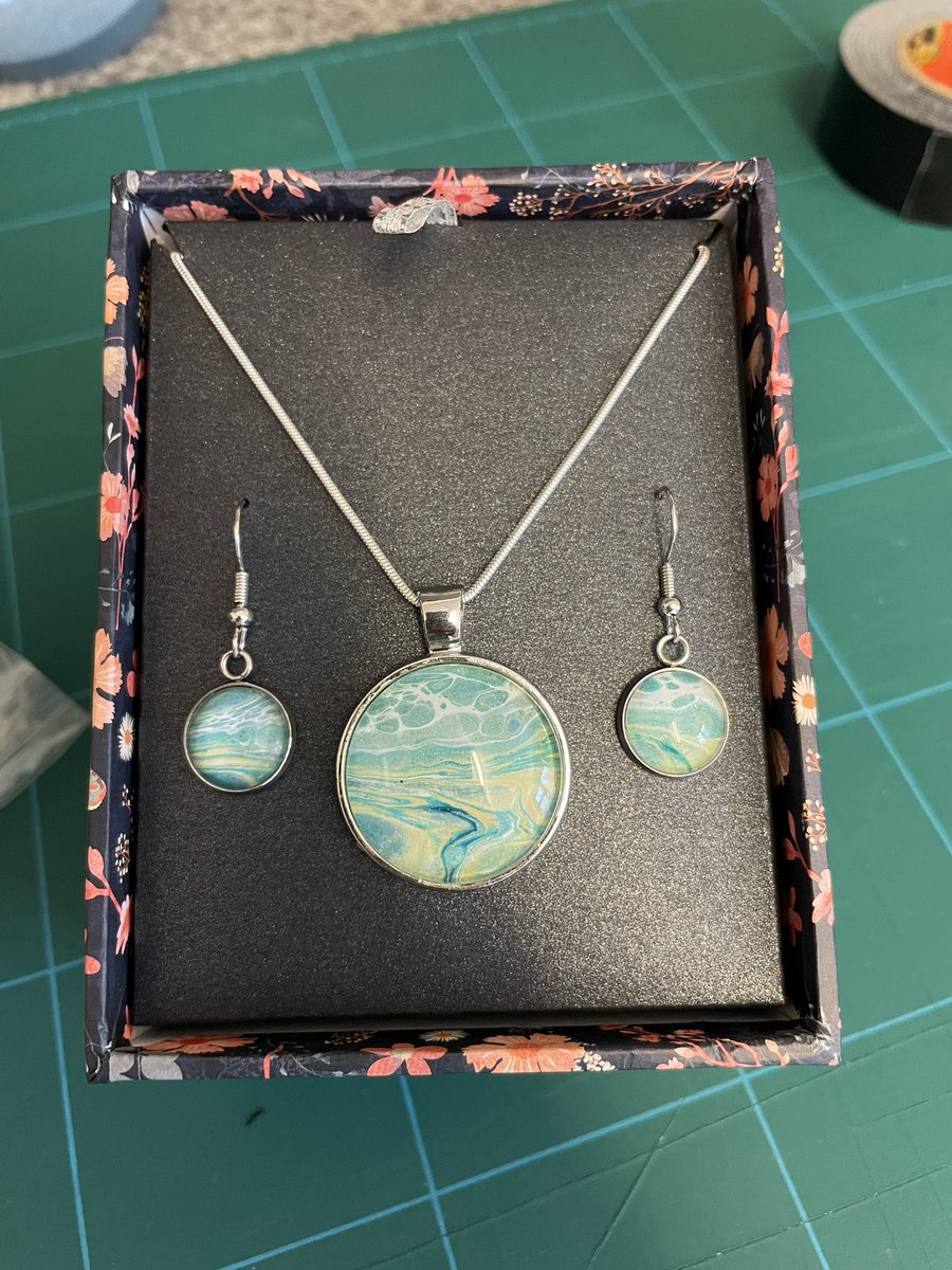 doodleLou7's tweet photo. @FiveTimesAugust I do acrylic pouring and make paintings, mugs and jewellery 🥰 Being creative keeps me sane in these crazy times and also I just love it 😊 https://t.co/UdzHaMuTfs