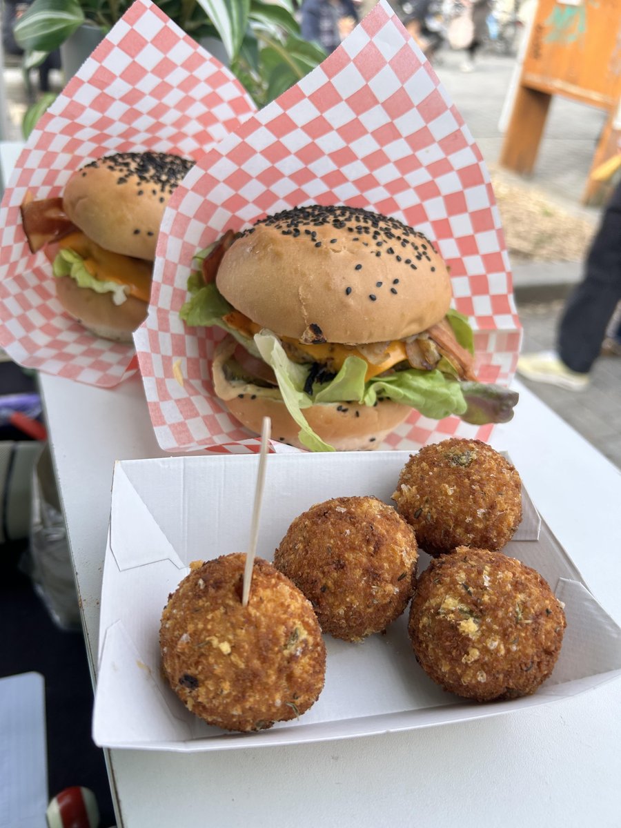 🍽️ Dam aux fourneaux sera à la La Salle Des Fêtes Bordeaux Grand-Parc avec son stand de plats 100% cuisine végétale, pour vous régaler!

Vendredi 15
🌶️ Spicy cheesy balls
🍔 Riot burger
🍟 Frites

Samedi 16
🌶️ Spicy cheesy balls
🥙 Berliner kebab
🍟 Frites 

#BordeauxRock