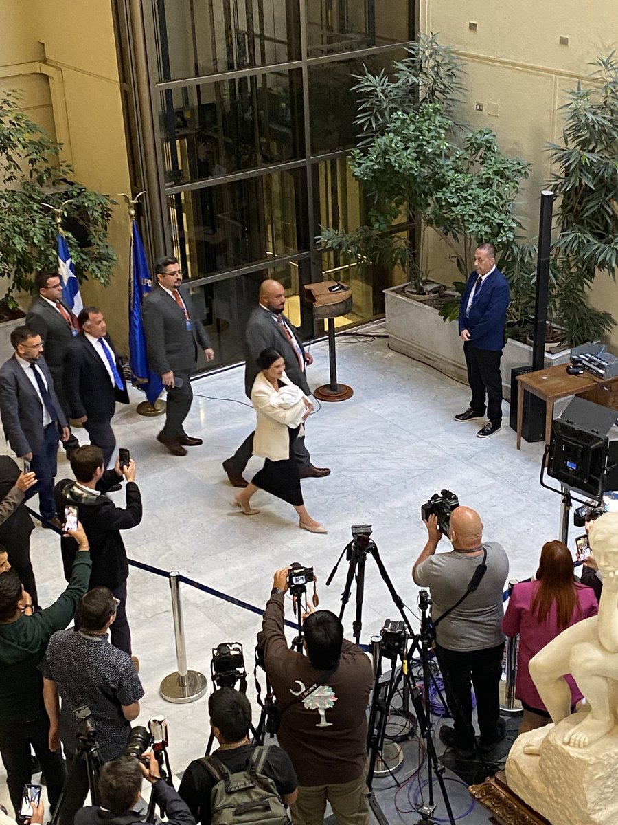 Presidenta de la Cámara llega a la Cámara con su bebé…