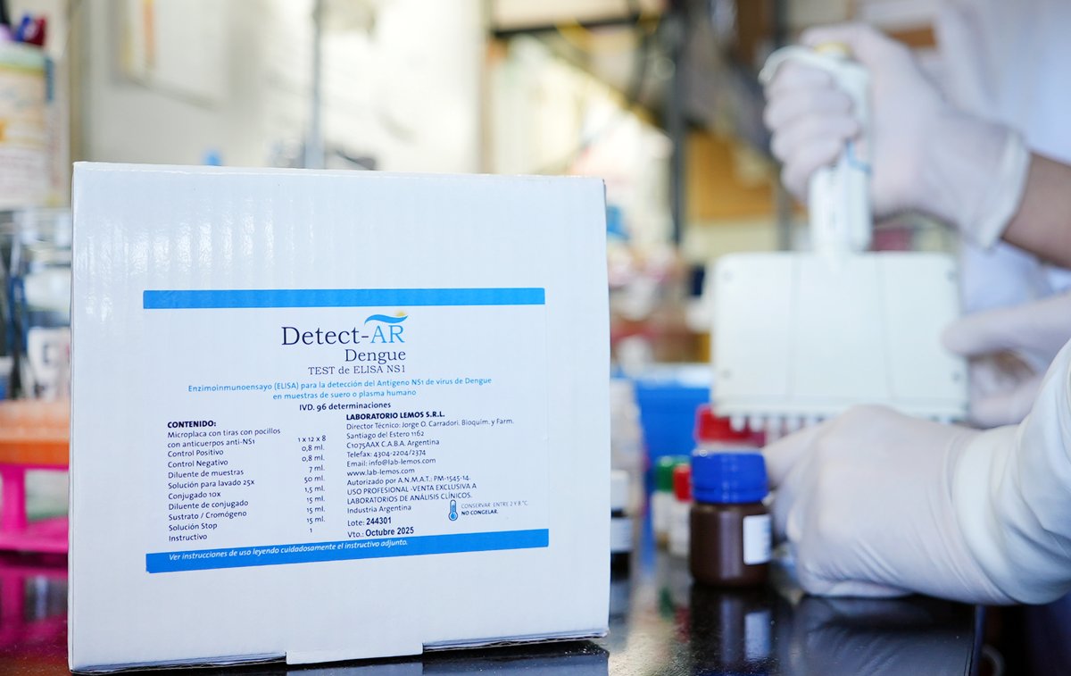 Tras ser evaluado siguiendo parámetros internacionales, el Instituto Maiztegui (ANLIS/Malbrán) confirmó el excelente desempeño del kit Detect-Ar Dengue, el primer test de antígeno desarrollado en el país para determinar la infección por ese virus. Leé más: shorturl.at/CiQeG