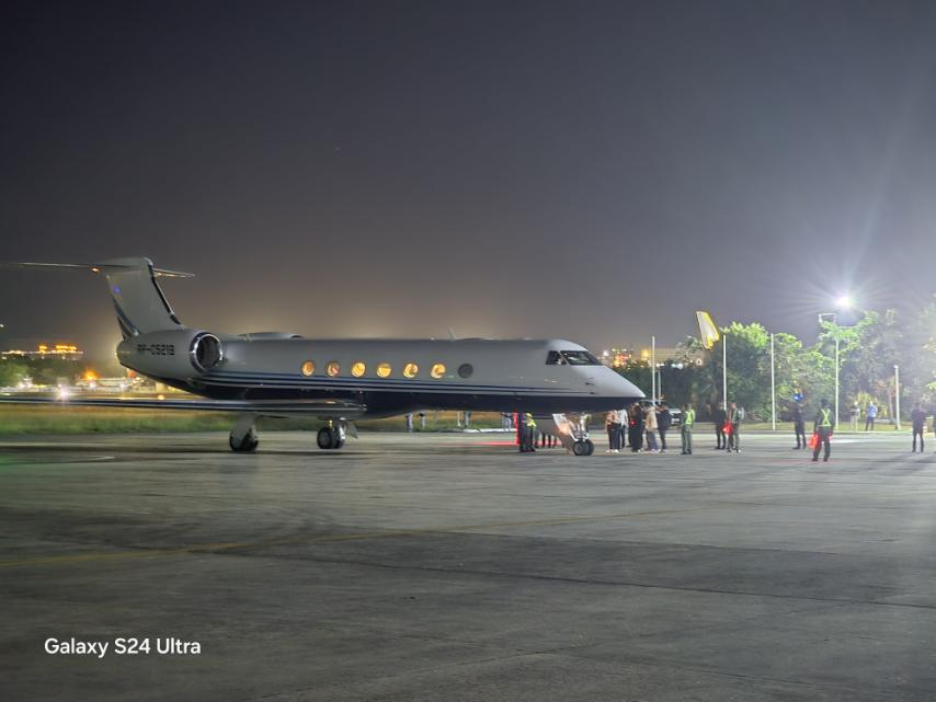 BREAKING: Former President Rodrigo Duterte is now onboard a chartered plane that will take him and his chosen companions to The Hague, Netherlands, as confirmed by one of his lawyers, Martin Delgra III. | via <a href="/chicristina_/">Cristina Chi 🐤</a> 

📷Martin Delgra III