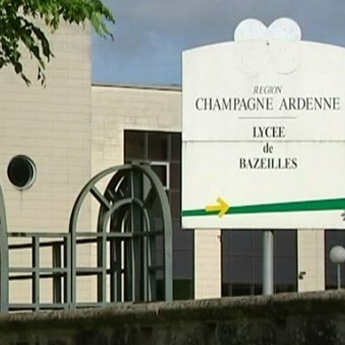 Ait Braham (@aitrene1) on Twitter photo Alerte à la bombe le lycée de Bazeilles actuellement évacué <a href="/RADIO8ARDENNES/">RADIO8</a> <a href="/candideblomme/">Candide Blomme</a> <a href="/CHRISTOPHEPas10/">CHRISTOPHE Pascal</a> <a href="/alibenbournane/">Ali Benbournane</a> Alerte à la bombe le lycée de Bazeilles actuellement évacué <a href="/RADIO8ARDENNES/">RADIO8</a> <a href="/candideblomme/">Candide Blomme</a> <a href="/CHRISTOPHEPas10/">CHRISTOPHE Pascal</a> <a href="/alibenbournane/">Ali Benbournane</a>