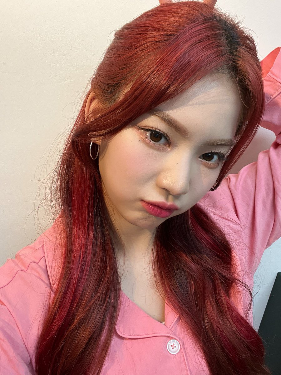 fleurswith's tweet image. chaeng in pink 🩷