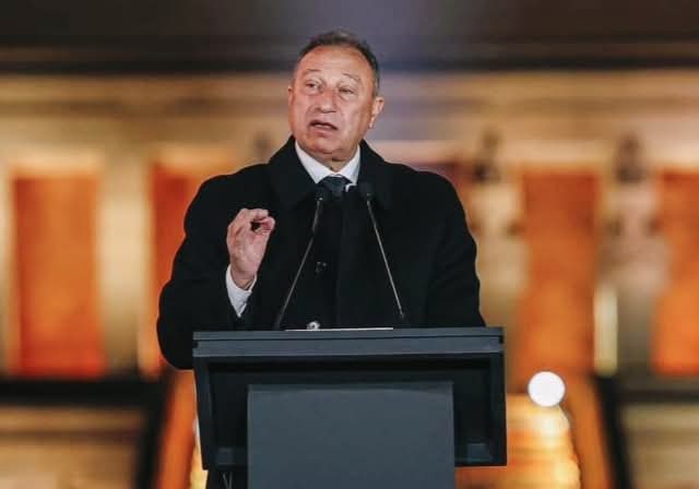 إدارة الأهلى دلوقتى محتاجه كل جمهورها ف ضهرها ، الموضوع مش ف خصم نقاط ولا ف دورى هيروح ، لا انت عاوز تنضف المنظومه دى من الاشكال القذرة اللى فيها ف لازم كلنا نقف ونكون ف ضهر نادينا .. اى قرارات مهما كانت ومهما كان عواقبها ايه كل الدعم وكلنا ف ضهر إدارة الأهلى 👌🦅