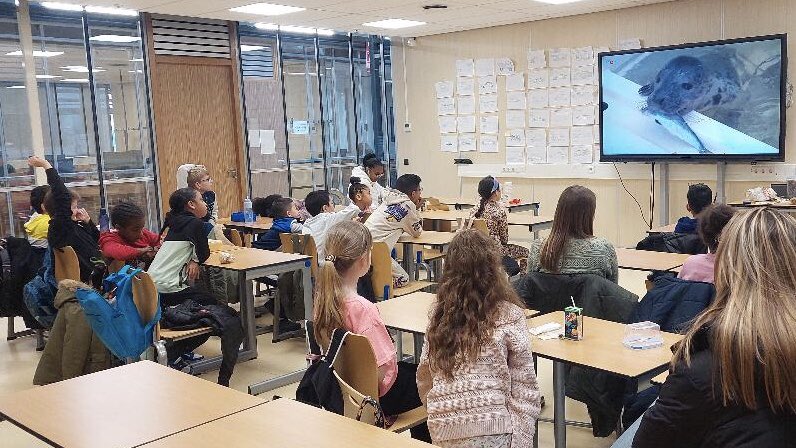 zwerfieRdam's tweet photo. Leerlingen van basisschool De Klaver op Heijplaat mochten het #Plastival op de @RDMCampus openen. Zij kregen aansluitend een gastles van Zwerfie Rotterdam (om daarna een stuk van Heijplaat op te schonen)…. https://t.co/9PBQ9ZrT1F