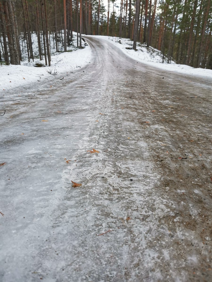 paivi_nenonen's tweet photo. A friend in need is a friend indeed ❤️. Kollegat varmistivat, että yo-koe pääsee alkamaan, ja naapuri tuli auttamaan kahta liukastelijaa mökkitiellä. Vieressä sunnuntainen kuva näyttää, mitä pakkaslumen alla on. Hiekat ovat hiekkalaatikossa. #YYA https://t.co/XX9NxqSX9I