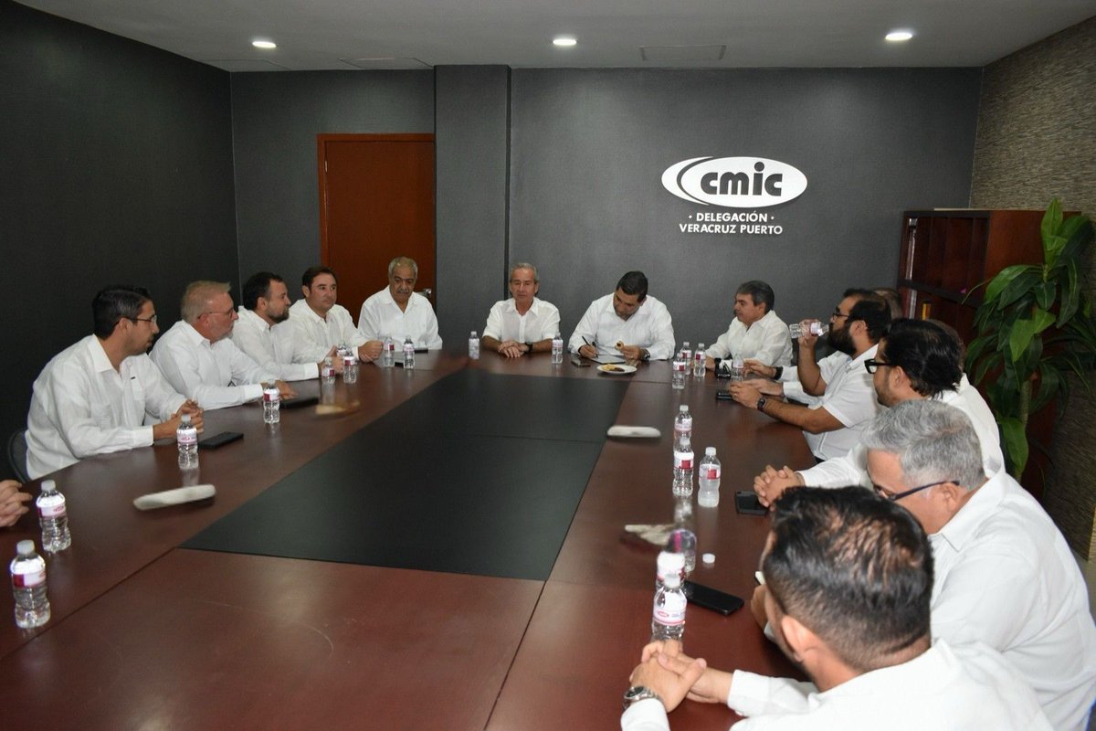 Esta mañana nuestro presidente nacional Luis Méndez Jaled <a href="/lmendezjaled/">Luis Méndez Jaled</a>, junto con el presidente de la Delegación Veracruz Puerto <a href="/cmicveracruz/">CMIC Veracruz</a>, Alejandro Cagigas Obeso <a href="/acagigasobeso/">Alejandro Cagigas Obeso</a>, sostuvo una reunión con los integrantes del Comité Directivo de esa delegación, en la que