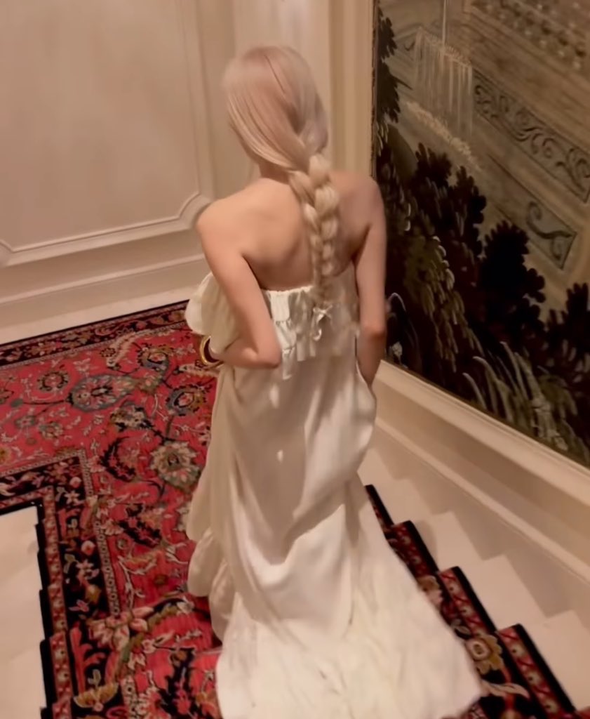 filmrosiee's tweet photo. rosé wears saint laurent’s ruffled dress in silk satin crepe 

ROSÉ AT YSL FW25
#ROSÉxSaintLaurentFW25
#ParisFashionWeek #ROSÉ https://t.co/mLHaPFKJuH