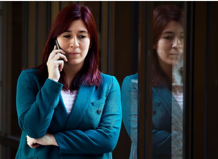 Aló, Karol. Préstame la guagua