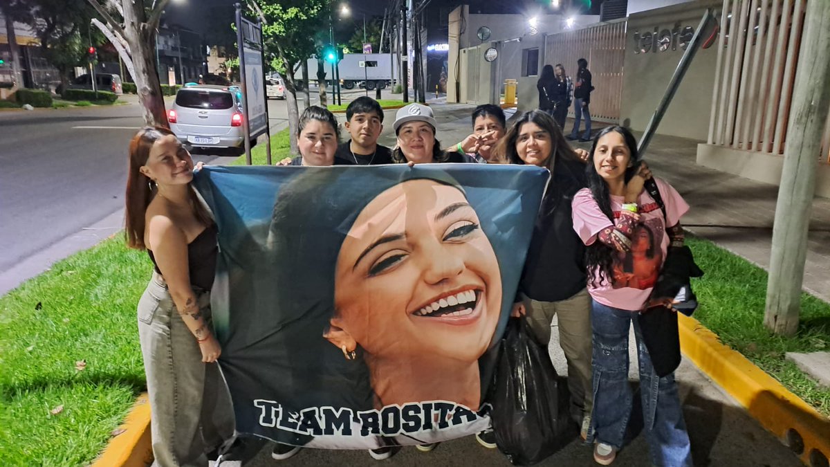Team rositas ayer haciéndole el aguante a Rosi❤️‍🔥