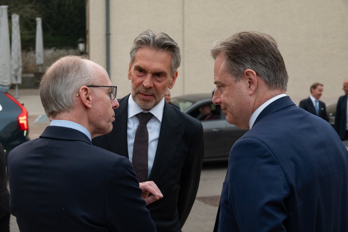 Dick Schoof (@minpres) on Twitter photo De samenwerking tussen de landen van de Benelux gaat ver terug. Daarom was het goed om vandaag in Luxemburg te spreken met premier <a href="/LucFrieden/">Luc Frieden</a> 🇱🇺 en eerste minister <a href="/Bart_DeWever/">Bart De Wever</a> 🇧🇪. Het hoofdonderwerp was de oorlog in Oekraïne en de veiligheid in Europa. Het is overduidelijk dat De samenwerking tussen de landen van de Benelux gaat ver terug. Daarom was het goed om vandaag in Luxemburg te spreken met premier <a href="/LucFrieden/">Luc Frieden</a> 🇱🇺 en eerste minister <a href="/Bart_DeWever/">Bart De Wever</a> 🇧🇪. Het hoofdonderwerp was de oorlog in Oekraïne en de veiligheid in Europa. Het is overduidelijk dat