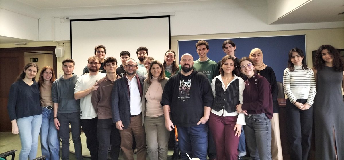 Personas. Tan sencillo como eso. Personas que dedican su tiempo a ayudar a otras personas. Eso es el programa de Mentorias de <a href="/unicomplutense/">Complutense</a>. Gracias <a href="/JJ_Montoya/">Juan José Montoya</a> y <a href="/casaestudiante/">La Casa del Estudiante</a> por vuestro apoyo. Y a la jefa <a href="/mapferna/">Pilar Fernández</a>, por ser el alma del programa en <a href="/FMedicinaUniCM/">Facultad de Medicina UCM</a>.