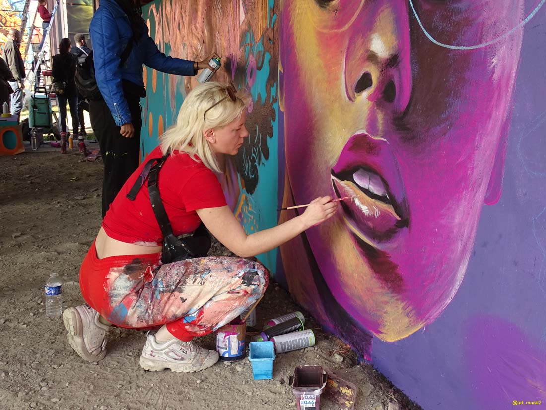 #Paris13 #StreetartParis Fresque de #Emyarts réalisée au #Spot13 @spot__13 lors de la JAM #lesbombaspheres à l’occasion de la Journée Internationale des droits des Femmes (8 Mars 2025). 

En savoir plus sur cette fresque en visitant cette page bit.ly/4eRjqBV