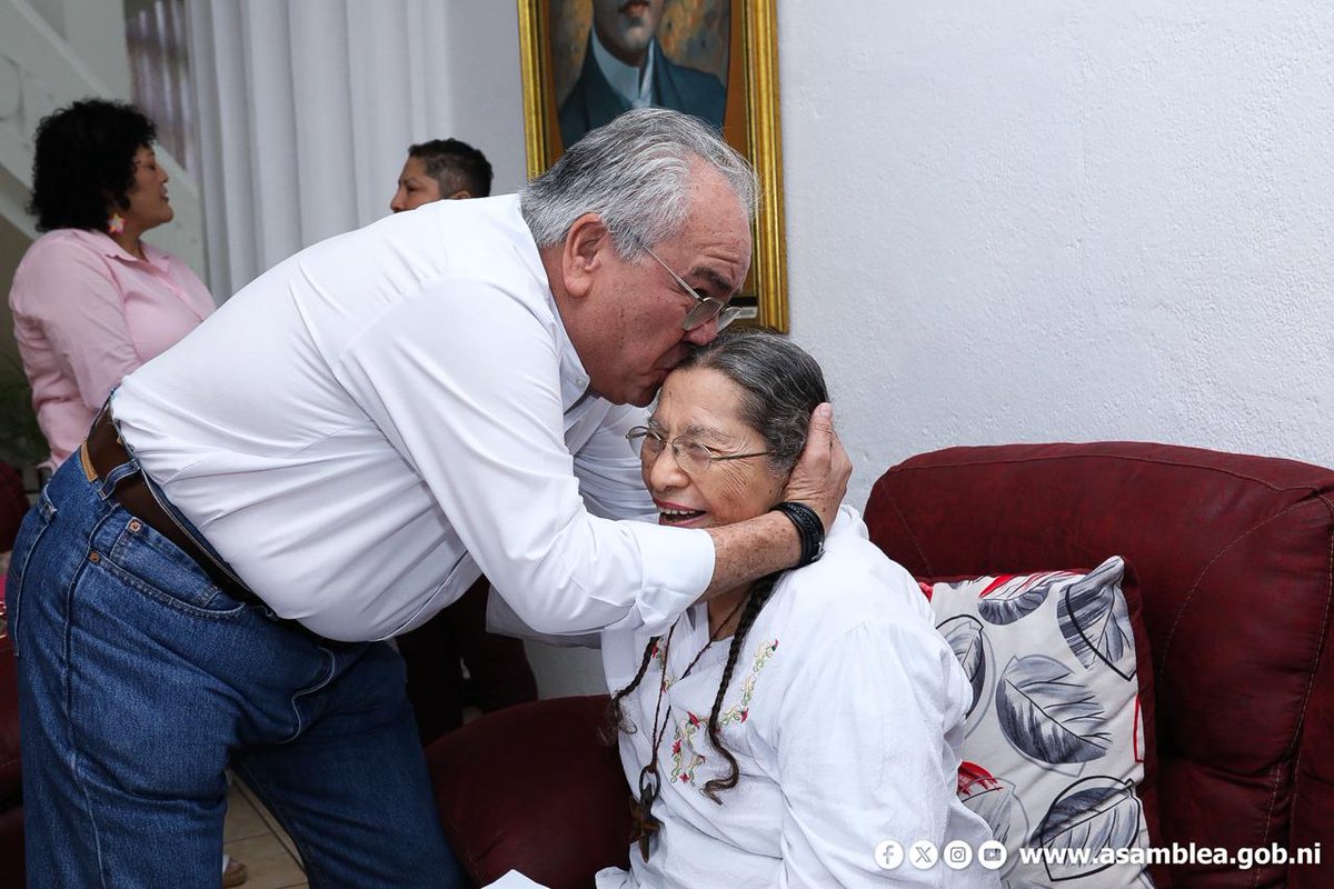 La AN y Nic. están de crespones negros: Trascendió a otro plano de vida la legendaria guerrillera del FSLN y heroína de la patria Gladys de los Ángeles Báez. Fueron sus seudónimos Adelita y Luisa. Sobreviviente de Pancasán. Símbolo de patriotismo. Mi cariño y respeto permanente.