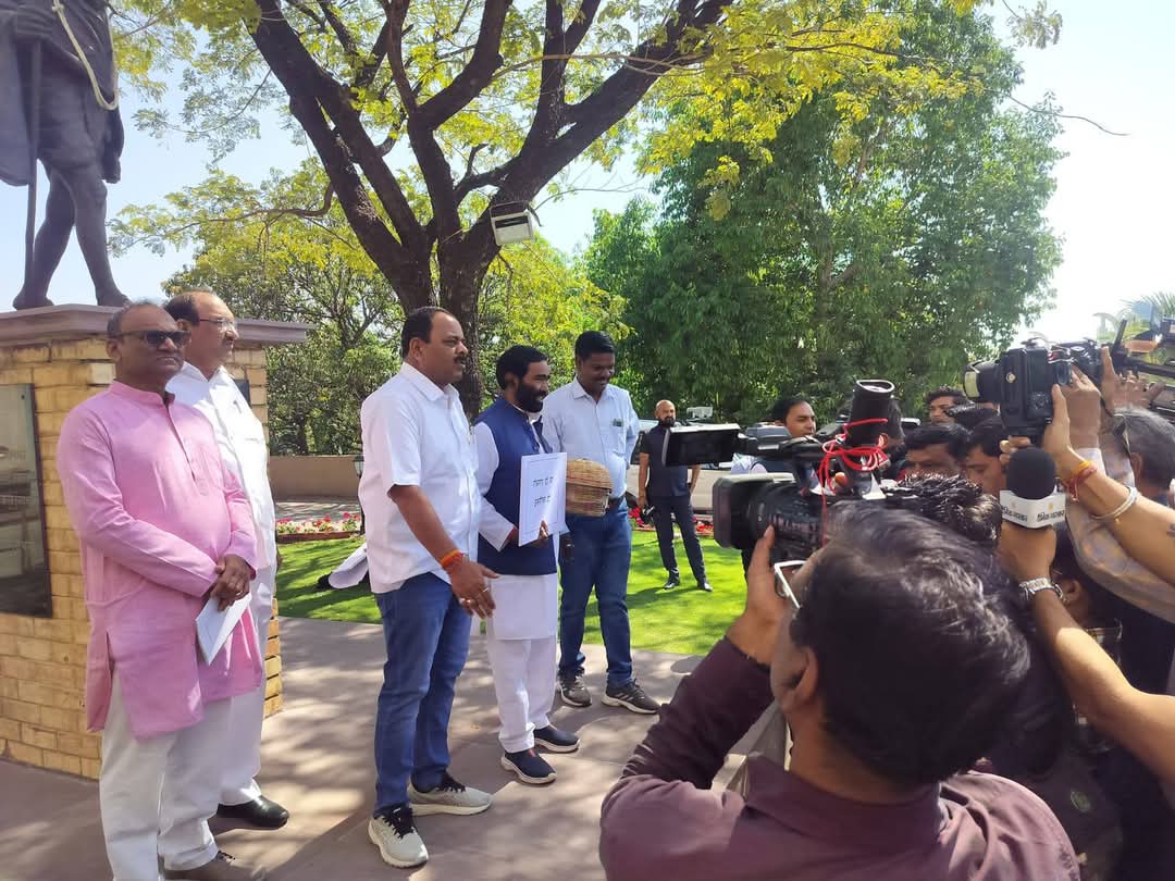 बेरोजगार युवाओं को सांप बनकर कब तक डसेगी भाजपा सरकार!

आज विधानसभा सत्र के दूसरे दिन सरकार द्वारा युवाओं को रोजगार न दिए जाने के विरोध में कांग्रेस विधायकों के साथ सांप हाथ में लेकर भाजपा सरकार का कड़ा विरोध किया।

#जनसेवा_मित्रो_को_बहाल_करो