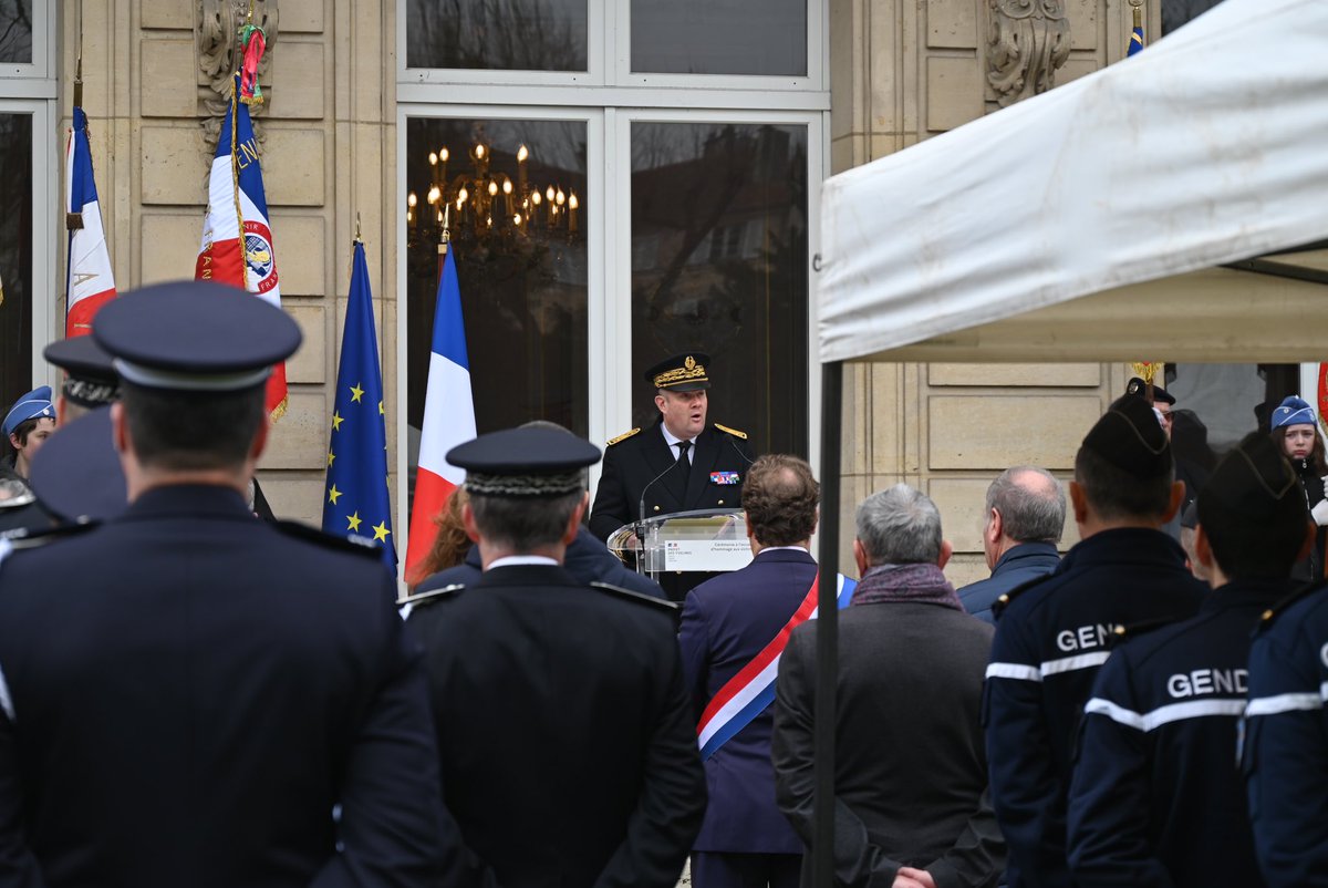 Prefet78's tweet image. #NoublionsJamais | Ce 11 mars, une cérémonie a eu lieu à la préfecture des Yvelines en hommage aux victimes du terrorisme. En présence des familles, des forces de sécurité, des secours, des magistrats et des élus, une plaque commémorative a été dévoilée. Elle sera apposée dans la…