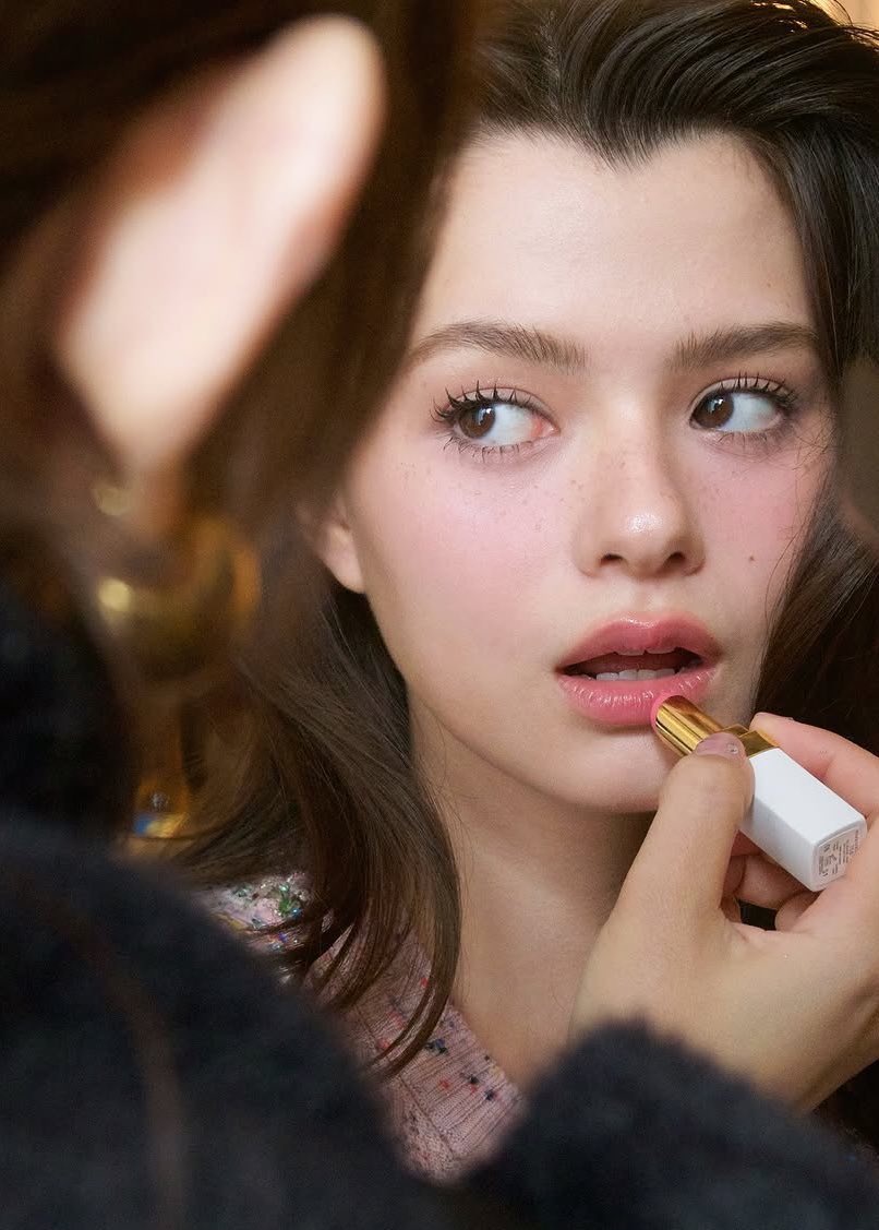 Oh to be a lipstick🙈

REBECCA AT CHANEL PFW25 
#CHANELFallWinter25xBecky
#ChanelFallWinter
#CHANELFallWinter25
