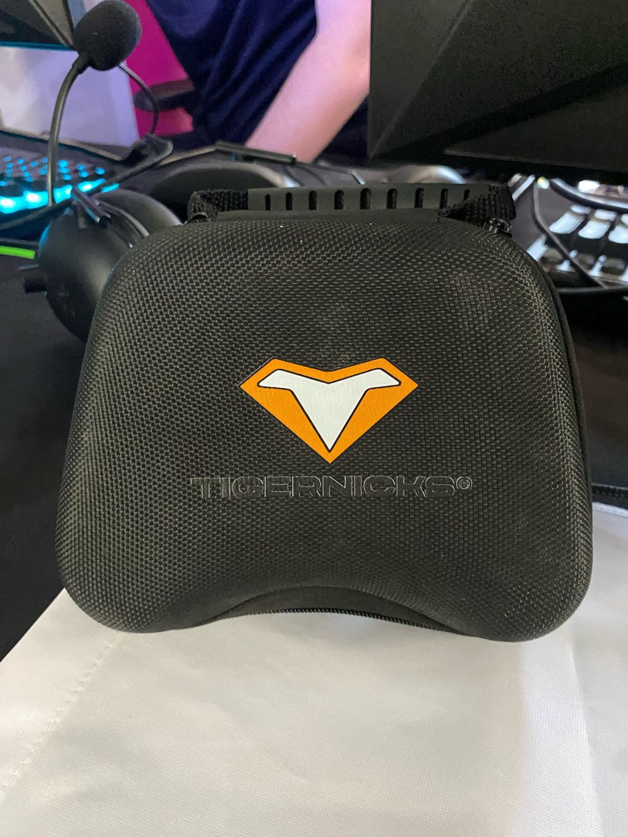 DrunKyy (@zdruunkz) on Twitter photo Viajar siempre para jugar una LAN es algo tedioso, llevar toda la ropa, cascos y mando con sus respectivas cajas resulta algo complicado.
Pero…. ¿sabéis la forma que mejor me ha funcionado? Para Londres lo he comprobado, y sí, son las fundas para el mando de <a href="/tigernicks/">Tigernicks</a> 🎮 Viajar siempre para jugar una LAN es algo tedioso, llevar toda la ropa, cascos y mando con sus respectivas cajas resulta algo complicado.
Pero…. ¿sabéis la forma que mejor me ha funcionado? Para Londres lo he comprobado, y sí, son las fundas para el mando de <a href="/tigernicks/">Tigernicks</a> 🎮