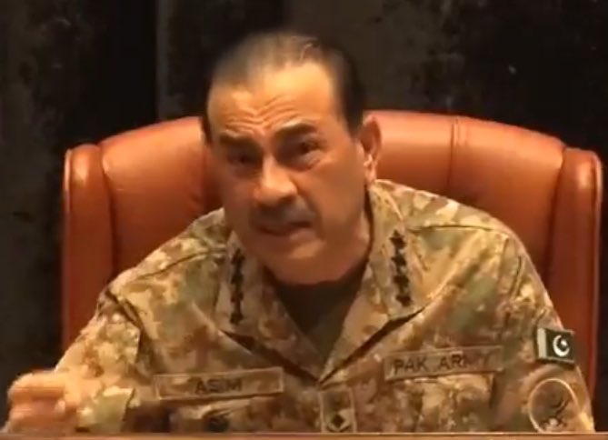 آرمی چیف جنرل عاصم منیر کو مزید آٹھ ماہ، نومبر دو ہزار بائیس تک، اپنی ریٹائرمنٹ کا وقت آنے کا انتظار نہیں کرنا چاہیے۔ اور اپنی ناکامی کا اعتراف کرتے ہوئے مستعفی ہونا چاہیے۔ تاکہ کوئی پروفیشنل سولجر فوج کی کمان سنبھالے۔ بہت ہو گیا۔